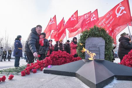 В Красноярске коммунисты и комсомольцы возложили цветы к Вечному огню
