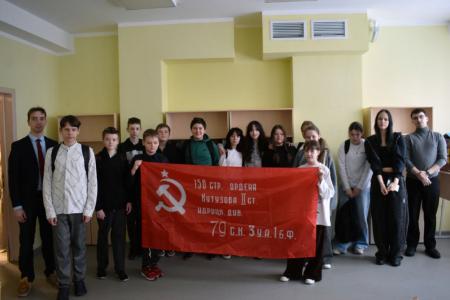 Красноярские комсомольцы провели патриотический урок «Знамя нашей Победы»