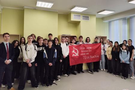 Красноярские комсомольцы провели патриотический урок «Знамя нашей Победы»