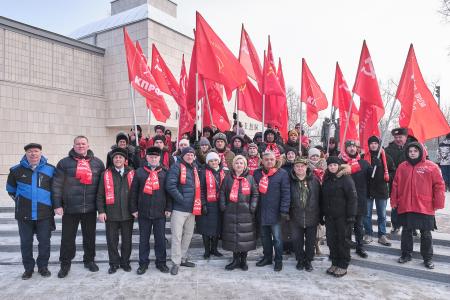 В Красноярске коммунисты и комсомольцы возложили цветы к Вечному огню
