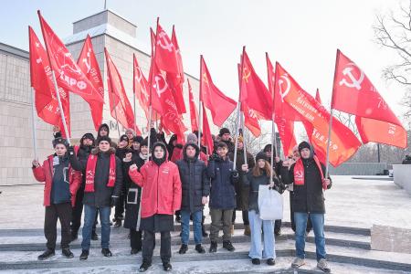 В Красноярске коммунисты и комсомольцы возложили цветы к Вечному огню