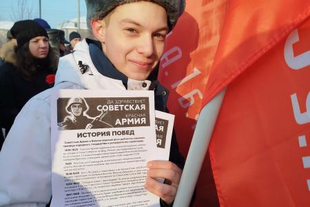 В Красноярске коммунисты и комсомольцы возложили цветы к Вечному огню