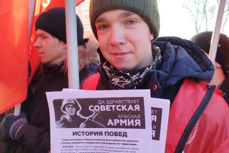 В Красноярске коммунисты и комсомольцы возложили цветы к Вечному огню