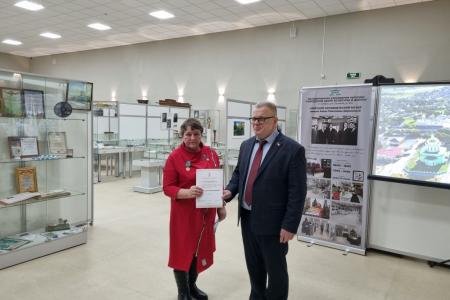Руководитель фракции КПРФ в Мособлдуме Александр Наумов вручил награды озерчанам - участникам конкурса «ДИВО»