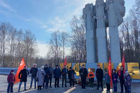 Подмосковные коммунисты: "Армия страны, Армия народа – священный подвиг твой история хранит!"