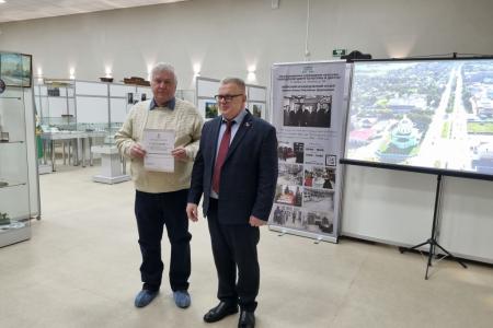 Руководитель фракции КПРФ в Мособлдуме Александр Наумов вручил награды озерчанам - участникам конкурса «ДИВО»