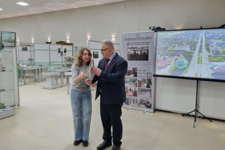 Руководитель фракции КПРФ в Мособлдуме Александр Наумов вручил награды озерчанам - участникам конкурса «ДИВО»