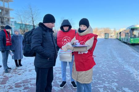 Юрий Афонин в Тюмени встретился с волонтёрами, помогающими фронту, и принял участие в акции в поддержку Народного референдума