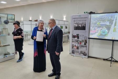 Руководитель фракции КПРФ в Мособлдуме Александр Наумов вручил награды озерчанам - участникам конкурса «ДИВО»