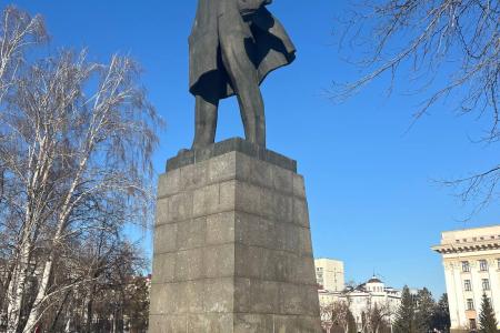 Юрий Афонин в Тюмени встретился с волонтёрами, помогающими фронту, и принял участие в акции в поддержку Народного референдума