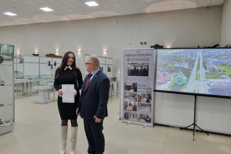 Руководитель фракции КПРФ в Мособлдуме Александр Наумов вручил награды озерчанам - участникам конкурса «ДИВО»