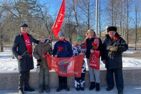 Подмосковные коммунисты: "Армия страны, Армия народа – священный подвиг твой история хранит!"