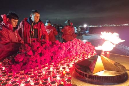 Город-герой Новороссийск. Коммунисты в ходе акции «Бескозырка» развернули масштабную копию Знамени Победы