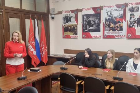 Школьники из Подмосковья встретились в Государственной Думе с депутатами фракции КПРФ