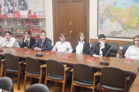 Школьники из Подмосковья встретились в Государственной Думе с депутатами фракции КПРФ