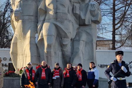Рязанские коммунисты почтили память героев Великой Отечественной и провели красный автопробег