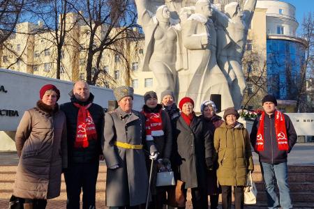 Рязанские коммунисты почтили память героев Великой Отечественной и провели красный автопробег