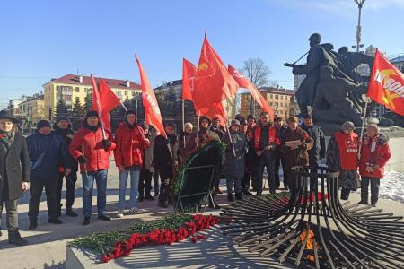 Коммунисты Брянщины отметили 107-ю годовщину создания Красной Армии и Военно-Морского флота