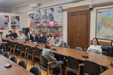 Московские школьники на экскурсии в Государственной Думе встретились с Геннадием Зюгановым и представителями фракции КПРФ