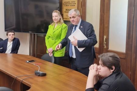 Московские школьники на экскурсии в Государственной Думе встретились с Геннадием Зюгановым и представителями фракции КПРФ