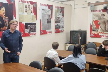 Московские школьники на экскурсии в Государственной Думе встретились с Геннадием Зюгановым и представителями фракции КПРФ