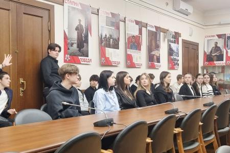 Московские школьники на экскурсии в Государственной Думе встретились с Геннадием Зюгановым и представителями фракции КПРФ