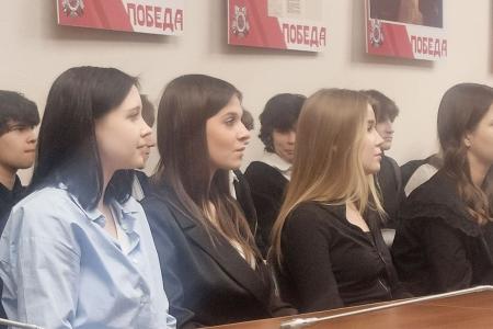 Московские школьники на экскурсии в Государственной Думе встретились с Геннадием Зюгановым и представителями фракции КПРФ