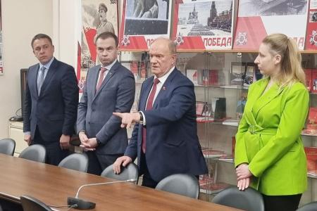 Московские школьники на экскурсии в Государственной Думе встретились с Геннадием Зюгановым и представителями фракции КПРФ