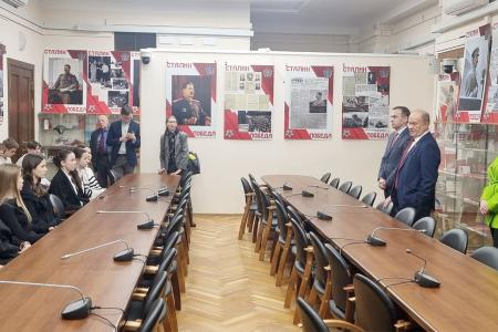 Московские школьники на экскурсии в Государственной Думе встретились с Геннадием Зюгановым и представителями фракции КПРФ