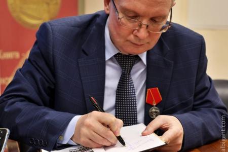 Владимир Дзержинский, помощник депутата Государственной Думы фракции КПРФ Владислава Егорова, принял участие в презентации новой книги об истории Комитета Госбезопасности