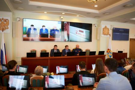 Депутат Госдумы от КПРФ Владислав Егоров наградил почетными грамотами волонтеров, оказывающих помощь бойцам СВО