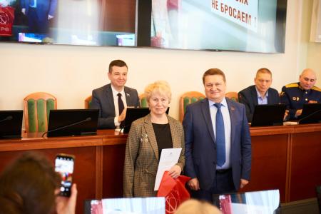 Депутат Госдумы от КПРФ Владислав Егоров наградил почетными грамотами волонтеров, оказывающих помощь бойцам СВО