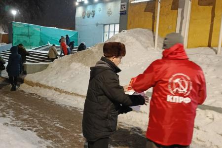 Ранним утром нижегородские коммунисты провели пикеты у заводов, призывая к участию в Народном Референдуме КПРФ