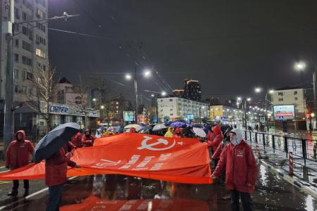 Город-герой Новороссийск. Коммунисты в ходе акции «Бескозырка» развернули масштабную копию Знамени Победы