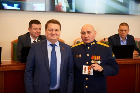 Депутат Госдумы от КПРФ Владислав Егоров наградил почетными грамотами волонтеров, оказывающих помощь бойцам СВО