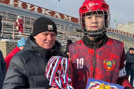 При поддержке Нижегородского регионального отделения КПРФ на стадионе «Старт» прошёл турнир по хоккею с мячом «Плетеный мяч»