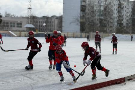 При поддержке Нижегородского регионального отделения КПРФ на стадионе «Старт» прошёл турнир по хоккею с мячом «Плетеный мяч»