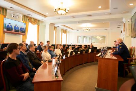 Депутат Госдумы от КПРФ Владислав Егоров наградил почетными грамотами волонтеров, оказывающих помощь бойцам СВО