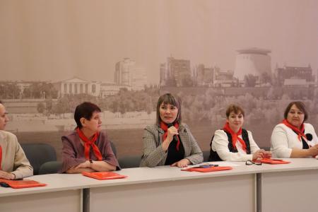Депутаты фракции КПРФ Волгоградской областной Думы провели торжественную встречу, посвященную Дню вожатого
