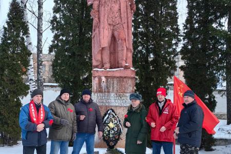 Рязанские коммунисты почтили память героев Великой Отечественной и провели красный автопробег