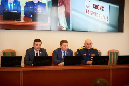 Депутат Госдумы от КПРФ Владислав Егоров наградил почетными грамотами волонтеров, оказывающих помощь бойцам СВО