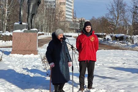 Под Красным знаменем Победы – в Великом Новгороде отметили 107-ю годовщину создания Советской Армии и Военно-морского флота