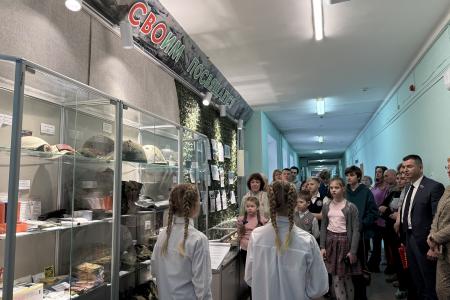 Коммунисты Нижнего Новгорода почтили память героев на выставке «СВОим посвящается»