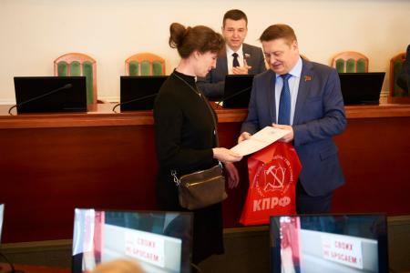 Депутат Госдумы от КПРФ Владислав Егоров наградил почетными грамотами волонтеров, оказывающих помощь бойцам СВО