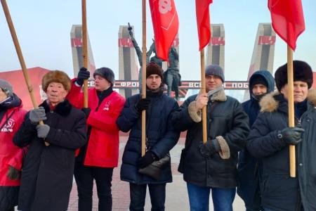 Коммунисты Забайкалья пронесли Знамёна Победы по центру краевой столицы в честь Дня Советской Армии и Военно-Морского Флота