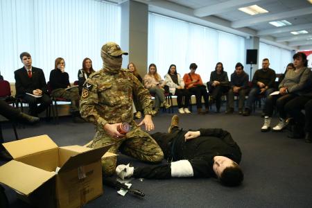 Москва и Московская область. Ветераны СВО познакомили коммунистов и комсомольцев с теорией и практикой военной медицины