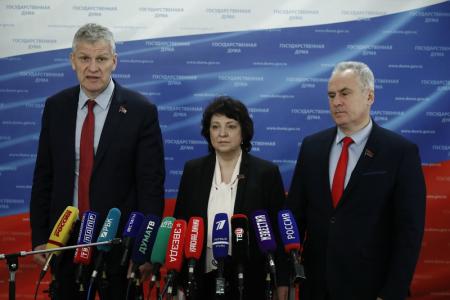 А.В. Куринный,  А.Е. Глазкова и Е.И. Бессонов выступили перед журналистами в Госдуме