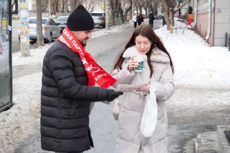 Свердловские коммунисты ведут сбор подписей в поддержку инициатив, вынесенных на "Народный референдум КПРФ"