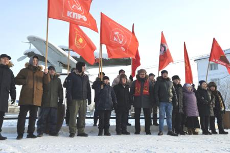 Якутия. В День Красной Армии коммунисты провели митинг и автопробег   в защиту площади Ленина и прав избирателей