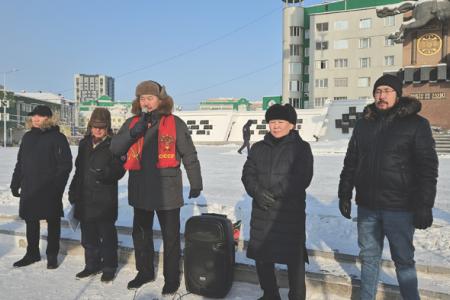 Якутия. В День Красной Армии коммунисты провели митинг и автопробег   в защиту площади Ленина и прав избирателей